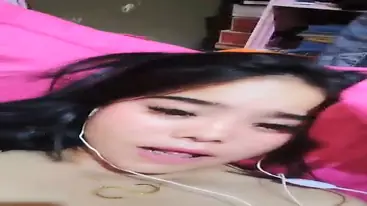 Pamer Memek Basah dengan Earphone Putih, Konten Live yang Paling Unik Caranya